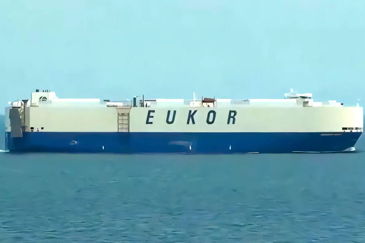 В Тихом океане горит судно с 3 тысячами авто. Пожар начался с электромобиля